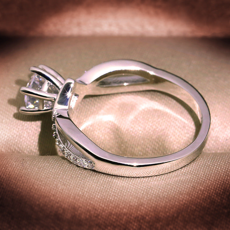 Descubra o luxo incomparável do Anel Rainha Elegante. Um acessório exclusivo de moda feminina, confeccionado em liga de zinco para uma elegância autêntica. Adquira essa peça única e eleve seu estilo com sofisticação e qualidade