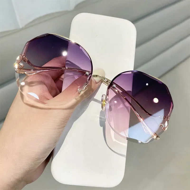A elegância encontra a proteção com os Óculos Elegantes! Com Proteção UV400 e design sofisticado, são a escolha ideal para a mulher contemporânea. As lentes TAC garantem conforto visual, enquanto o estilo quadrado adiciona um toque de luxo. Sua elegância é elevada, e cada olhar se torna um statement de moda!