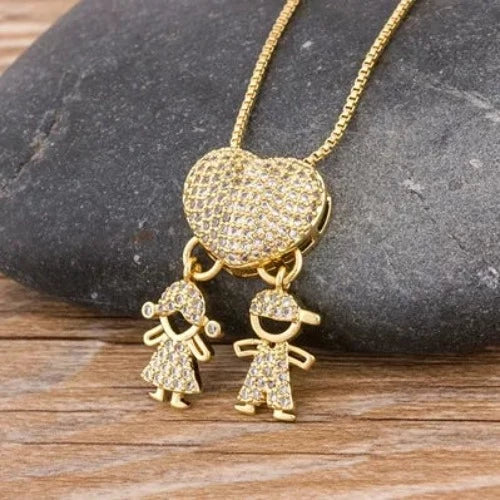 Descubra o Colar de Zircônia com Design Exclusivo, Perfeito para Evidenciar o Amor Familiar. Ajustável e com Banho de Ouro, Ideal para Presentear Quem Você Ama. Luxo e Qualidade em Uma Joia Inesquecível.