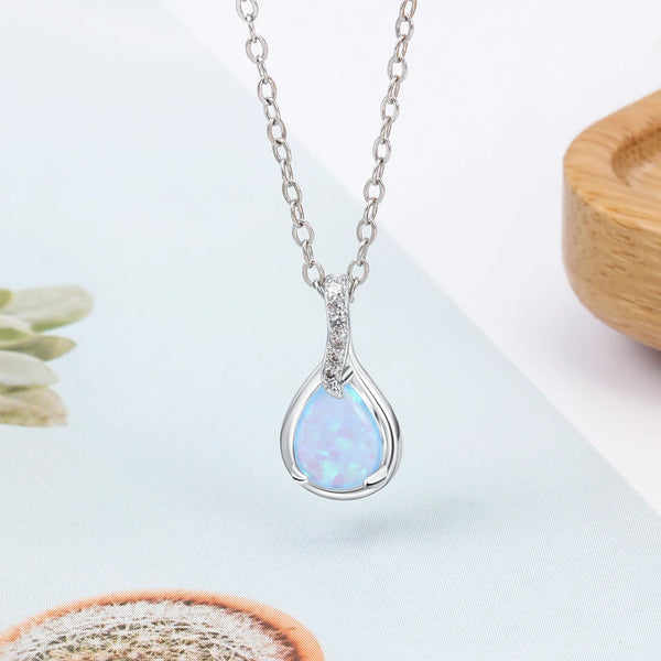 Descubra o Conjunto Opala Azul com Colar Gota Opala, Brincos Gota Opala e Pulseira Prata 925. Perfeito para ocasiões especiais como aniversário e casamento, este conjunto feminino combina estilo e durabilidade. Feito com Prata 925 e Opala, é ideal para mulheres que buscam elegância e qualidade em seus acessórios.