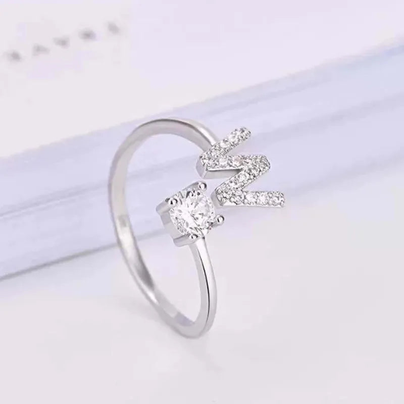 Descubra o Anel Ajustável Inicial, perfeito para Moda e Elegância em todas as ocasiões. Com design Alfabético e Ajustável, este Anel oferece Personalização e Estilo. Ideal para Presentes e Eventos Especiais, o Anel é uma escolha Trendy e Versátil para qualquer Mulher moderna e sofisticada.