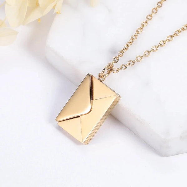 Descubra o Colar Carta, uma Joia Personalizada com Mensagens Especiais. Feito em Aço Inoxidável Durável e Elegante, este Colar Amor é Versátil e Único. Perfeito para Presentear em Qualquer Ocasião. Encontre na Glamure o Colar Personalizado Mensagem que Reflete Seu Vínculo Emocional.