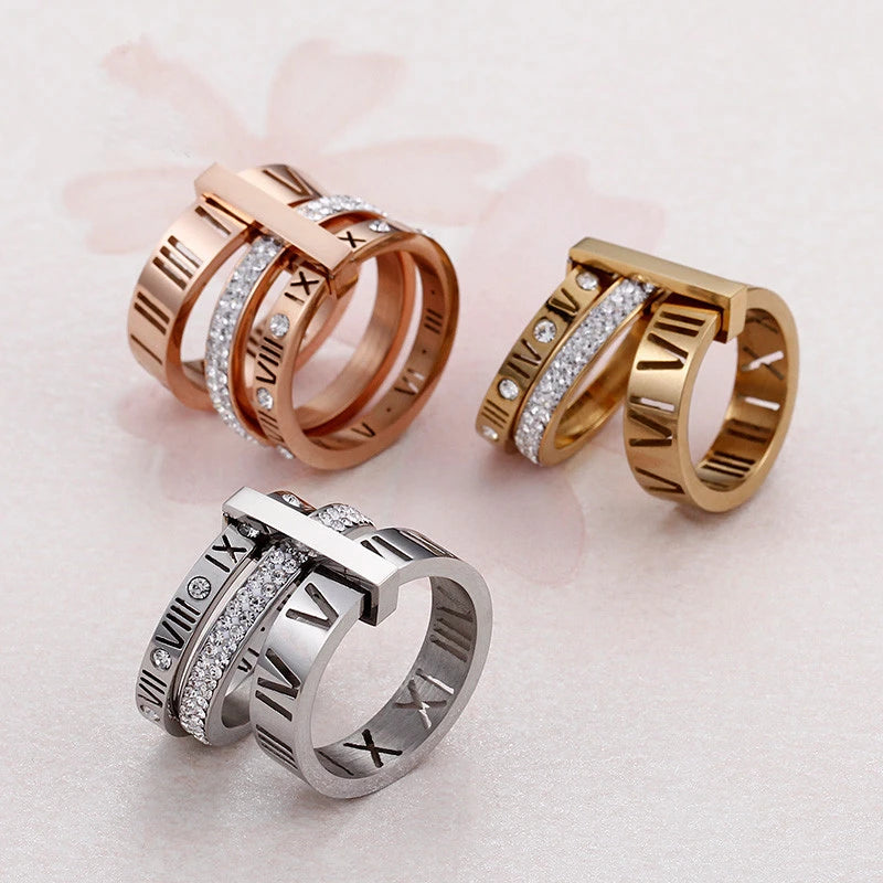 Descubra o ANEL TRÊS CAMADAS Zircônia Romana, uma expressão de ELEGÂNCIA e sofisticação. Feito com aço inoxidável de ALTA QUALIDADE e detalhes em Zircônia, este anel é perfeito para qualquer ocasião. Disponível em cores como Ouro, Prata e Rosé, é a escolha ideal para quem busca um ANEL VERSÁTIL e durável.