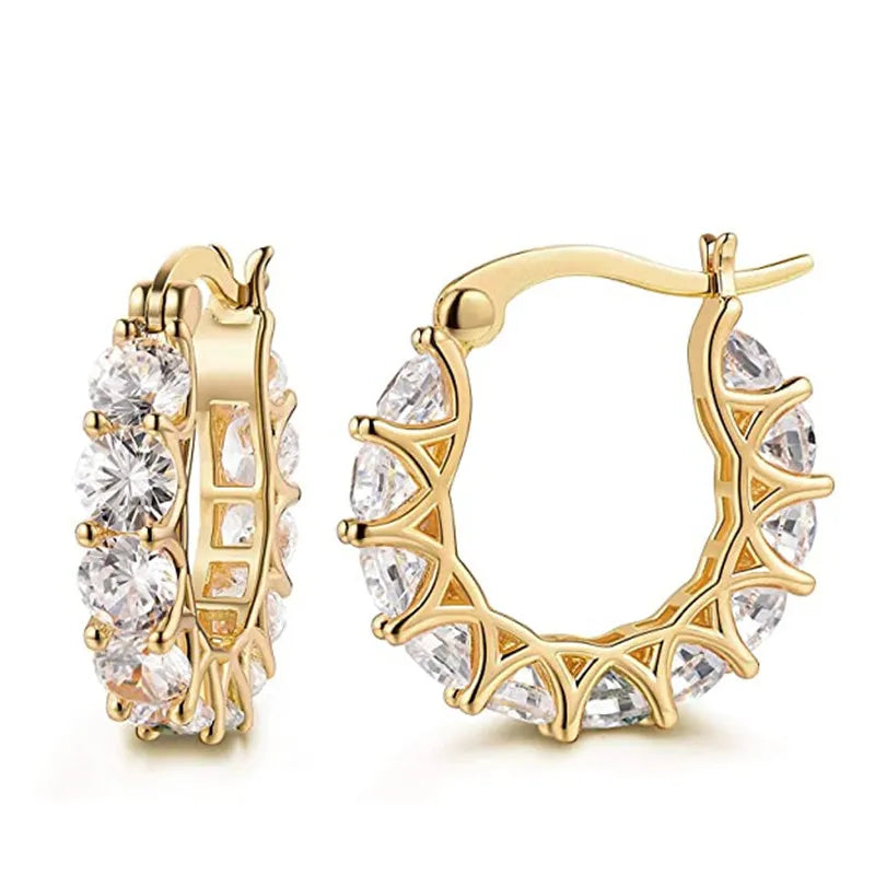 Descubra Brincos Hoop com Cristais de Zircônia, o acessório perfeito para ocasiões especiais. Feitos com Cobre de alta qualidade e detalhes de Zircônia brilhante, estes brincos são a combinação perfeita de Elegância e Fashion. Delicado, mas fazendo uma afirmação. 