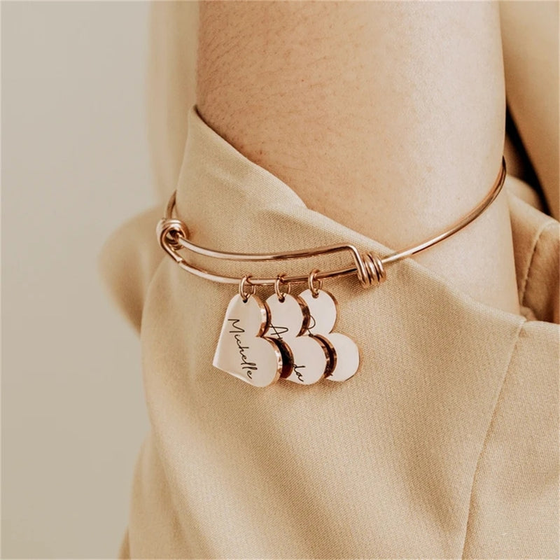 Descubra a Pulseira Personalizável em Aço Inoxidável. Personalize com até 5 Nomes, estilo Cute/Romântico disponível em Ouro, Prata e Ouro Rosé. Ideal como Presente para Mãe, Namorada ou Aniversário. Pulseira Ajustável e durável. Transforme momentos em jóias inesquecíveis. Adicione um toque pessoal ao seu estilo.