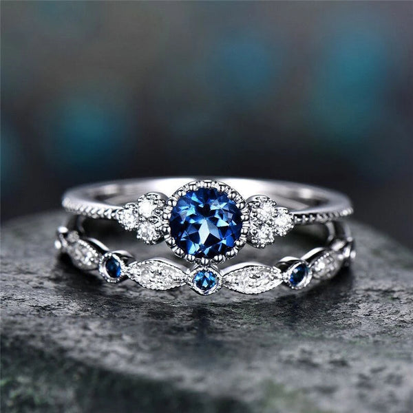 Adquira este Conjunto de Dois Anéis Femininos em Metal e Cristais. Peça atemporal que combina com diversos estilos. Anel Par Perfeito versátil e elegante para você celebrar seu estilo singular. Confecção em metal de alta qualidade com acabamento impecável, trazendo resistência e durabilidade. Design delicado.