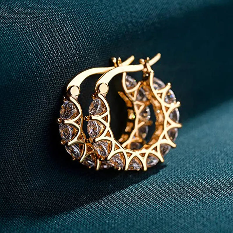 Descubra Brincos Hoop com Cristais de Zircônia, o acessório perfeito para ocasiões especiais. Feitos com Cobre de alta qualidade e detalhes de Zircônia brilhante, estes brincos são a combinação perfeita de Elegância e Fashion. Delicado, mas fazendo uma afirmação. 