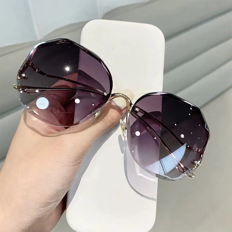 A elegância encontra a proteção com os Óculos Elegantes! Com Proteção UV400 e design sofisticado, são a escolha ideal para a mulher contemporânea. As lentes TAC garantem conforto visual, enquanto o estilo quadrado adiciona um toque de luxo. Sua elegância é elevada, e cada olhar se torna um statement de moda!