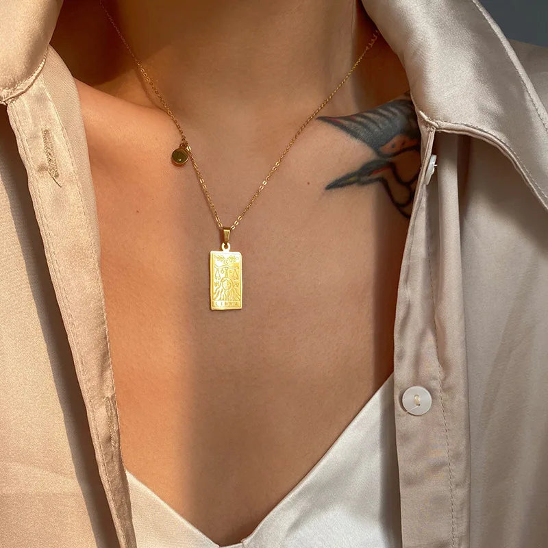 Descubra a elegância celestial com nosso Colar Zodíaco Dourado. Feito de aço inoxidável de alta qualidade, esse colar vintage combina moda e astrologia, perfeito para presentear e expressar seu estilo único. Adorne-se com glamour cósmico, incorporando a tendência da moda astrologia em seu visual diário.