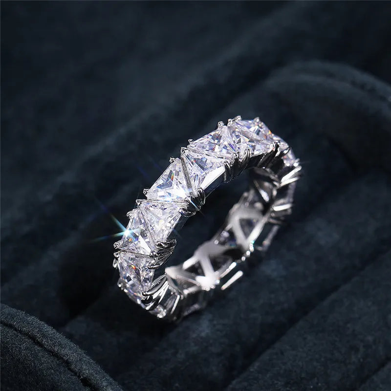 Descubra o Anel Triangular de Zircônia, uma peça de Luxo e Tendência. Feito em Latão durável e Hipoalergênico, é Confortável e Elegante. Brilhe em qualquer ocasião com este Anel Sofisticado, Moderno e Sustentável, perfeito para Presentes e Festas. Ideal para mulheres que buscam estilo e Glamour. Frete Grátis hoje!
