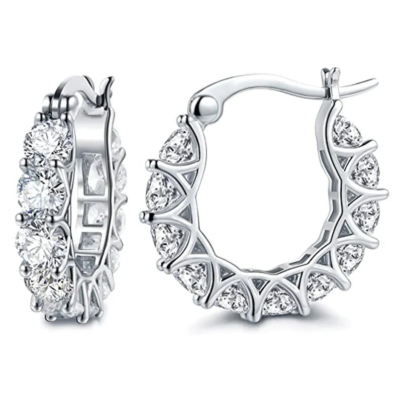 Descubra Brincos Hoop com Cristais de Zircônia, o acessório perfeito para ocasiões especiais. Feitos com Cobre de alta qualidade e detalhes de Zircônia brilhante, estes brincos são a combinação perfeita de Elegância e Fashion. Delicado, mas fazendo uma afirmação. 