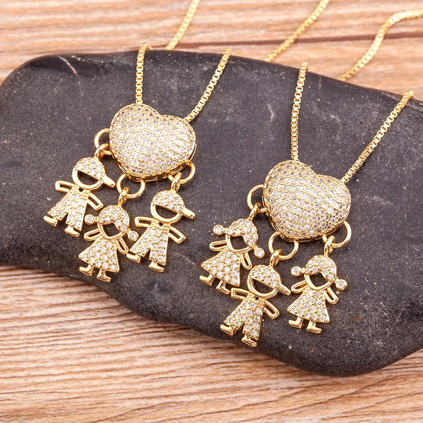 Descubra o Colar de Zircônia com Design Exclusivo, Perfeito para Evidenciar o Amor Familiar. Ajustável e com Banho de Ouro, Ideal para Presentear Quem Você Ama. Luxo e Qualidade em Uma Joia Inesquecível.