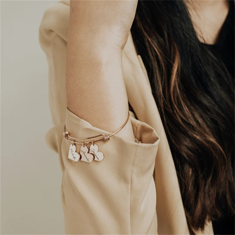 Descubra a Pulseira Personalizável em Aço Inoxidável. Personalize com até 5 Nomes, estilo Cute/Romântico disponível em Ouro, Prata e Ouro Rosé. Ideal como Presente para Mãe, Namorada ou Aniversário. Pulseira Ajustável e durável. Transforme momentos em jóias inesquecíveis. Adicione um toque pessoal ao seu estilo.