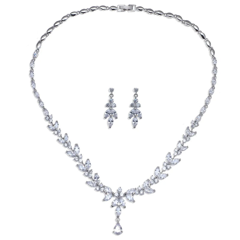 Descubra o Conjunto Zircônia, um marco de elegância e sofisticação. Desenhado para mulheres modernas, este conjunto combina perfeitamente com ocasiões especiais. Seja uma festa, aniversário ou casamento, o brilho eterno da Zircônia realça sua beleza. Feito com cobre de alta qualidade e design geométrico exclusivo.