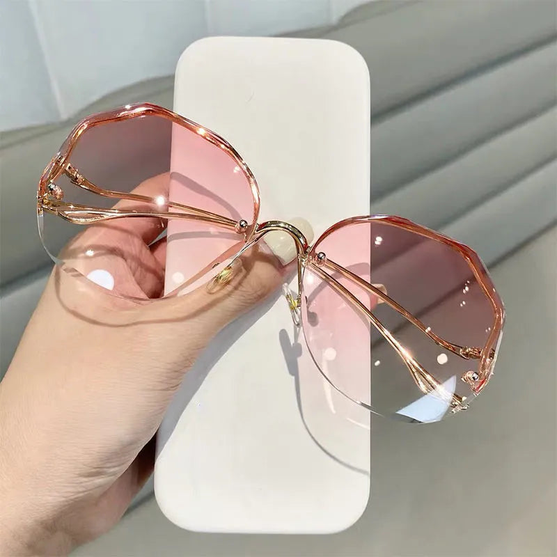 A elegância encontra a proteção com os Óculos Elegantes! Com Proteção UV400 e design sofisticado, são a escolha ideal para a mulher contemporânea. As lentes TAC garantem conforto visual, enquanto o estilo quadrado adiciona um toque de luxo. Sua elegância é elevada, e cada olhar se torna um statement de moda!