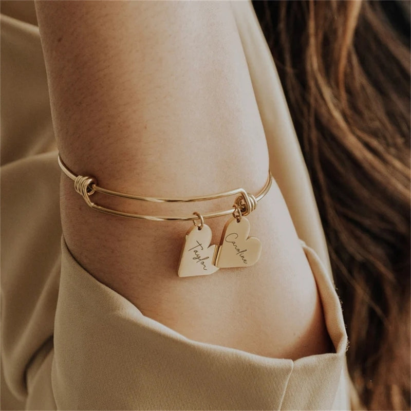 Descubra a Pulseira Personalizável em Aço Inoxidável. Personalize com até 5 Nomes, estilo Cute/Romântico disponível em Ouro, Prata e Ouro Rosé. Ideal como Presente para Mãe, Namorada ou Aniversário. Pulseira Ajustável e durável. Transforme momentos em jóias inesquecíveis. Adicione um toque pessoal ao seu estilo.