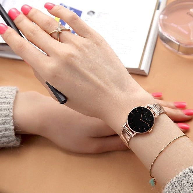 Descubra a Elegância do Relógio Feminino em Ouro Rosa com Pulseira Elegant. Oferecendo Precisão com Movimento Quartzo, é a Escolha Perfeita para Quem Busca Qualidade e Estilo. Feito em Aço Inoxidável, Este Relógio une a Durabilidade à Prova d'Água com o Charme do Design Atual. Ideal para Elevar seu Estilo Diário.