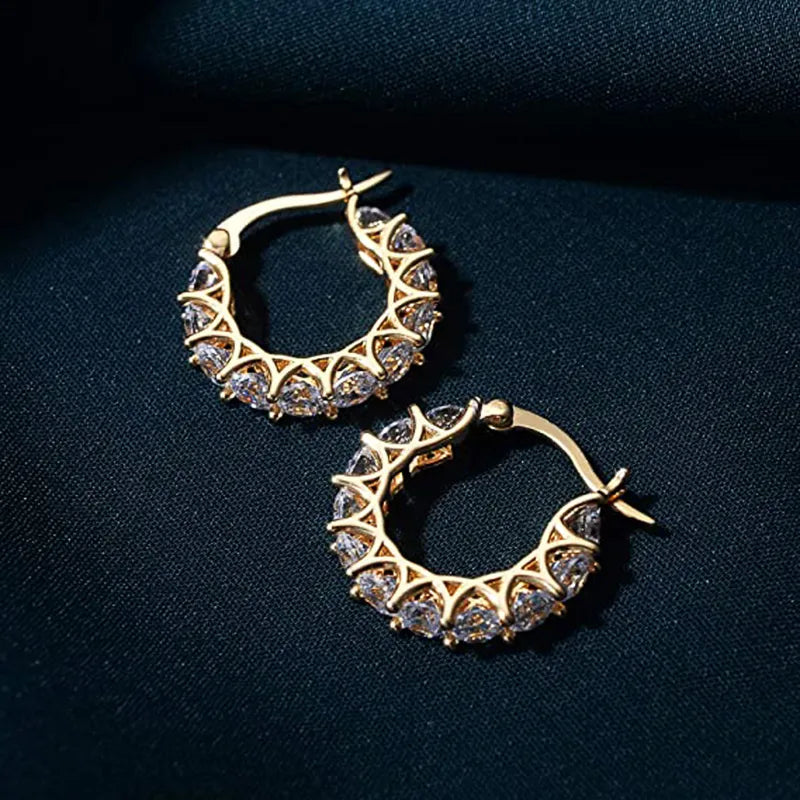Descubra Brincos Hoop com Cristais de Zircônia, o acessório perfeito para ocasiões especiais. Feitos com Cobre de alta qualidade e detalhes de Zircônia brilhante, estes brincos são a combinação perfeita de Elegância e Fashion. Delicado, mas fazendo uma afirmação. 
