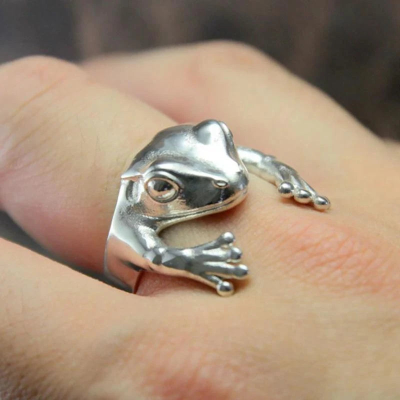 Descubra o encanto do Anel Gatinho Prata, uma joia única que combina o estilo Fashion com a sorte do Gatinho Encantador. Feito em Liga de Zinco de Alta Qualidade, este anel delicado e fofo é a escolha perfeita para mulheres que buscam um toque de Moda Elegante. Seja uma declaração de Estilo em todas as ocasiões.