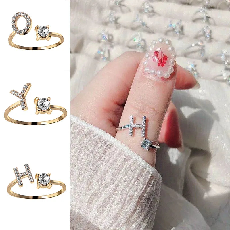 Descubra o Anel Ajustável Inicial, perfeito para Moda e Elegância em todas as ocasiões. Com design Alfabético e Ajustável, este Anel oferece Personalização e Estilo. Ideal para Presentes e Eventos Especiais, o Anel é uma escolha Trendy e Versátil para qualquer Mulher moderna e sofisticada.