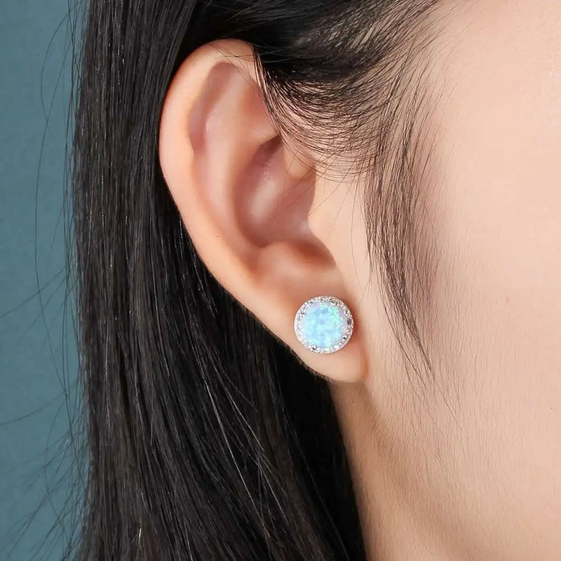 Encante-se com o Brinco Opala Brilho do Oceano, feito em Prata 925, perfeito para qualquer ocasião. Um Brinco Feminino elegante com Pedra Azul, ideal como Brinco de Festa ou Casamento. Hipoalergênico e delicado, combina estilo moderno com versatilidade, sendo um presente especial.