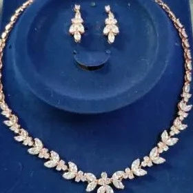Descubra o Conjunto Zircônia, um marco de elegância e sofisticação. Desenhado para mulheres modernas, este conjunto combina perfeitamente com ocasiões especiais. Seja uma festa, aniversário ou casamento, o brilho eterno da Zircônia realça sua beleza. Feito com cobre de alta qualidade e design geométrico exclusivo.