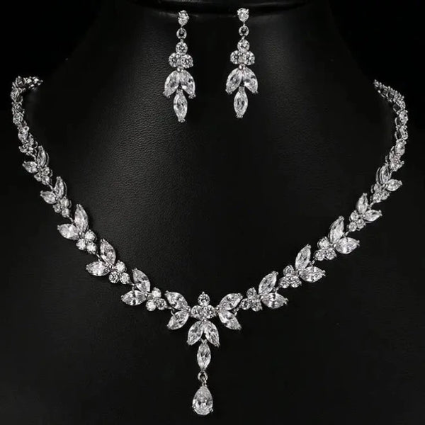 Descubra o Conjunto Zircônia, um marco de elegância e sofisticação. Desenhado para mulheres modernas, este conjunto combina perfeitamente com ocasiões especiais. Seja uma festa, aniversário ou casamento, o brilho eterno da Zircônia realça sua beleza. Feito com cobre de alta qualidade e design geométrico exclusivo.