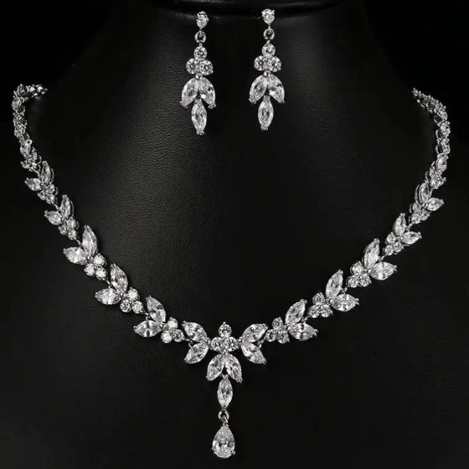 Descubra o Conjunto Zircônia, um marco de elegância e sofisticação. Desenhado para mulheres modernas, este conjunto combina perfeitamente com ocasiões especiais. Seja uma festa, aniversário ou casamento, o brilho eterno da Zircônia realça sua beleza. Feito com cobre de alta qualidade e design geométrico exclusivo.