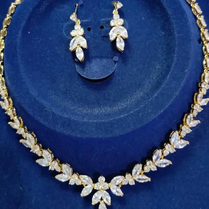 Descubra o Conjunto Zircônia, um marco de elegância e sofisticação. Desenhado para mulheres modernas, este conjunto combina perfeitamente com ocasiões especiais. Seja uma festa, aniversário ou casamento, o brilho eterno da Zircônia realça sua beleza. Feito com cobre de alta qualidade e design geométrico exclusivo.