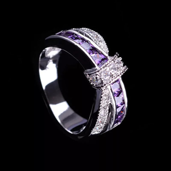 Anel banhado em ouro de cristal roxo em formato de gota que realça a beleza da mão feminina. Design moderno combina pedra de tom vibrante para destacar seu visual com muito glamour. Confeccionado em metal resistente, proporciona durabilidade e conforto.