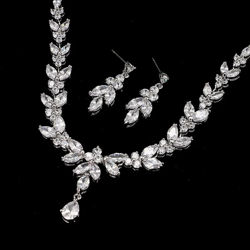 Descubra o Conjunto Zircônia, um marco de elegância e sofisticação. Desenhado para mulheres modernas, este conjunto combina perfeitamente com ocasiões especiais. Seja uma festa, aniversário ou casamento, o brilho eterno da Zircônia realça sua beleza. Feito com cobre de alta qualidade e design geométrico exclusivo.