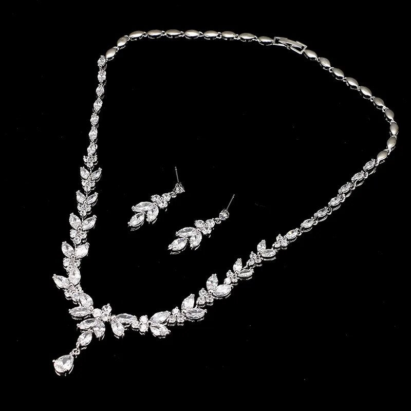 Descubra o Conjunto Zircônia, um marco de elegância e sofisticação. Desenhado para mulheres modernas, este conjunto combina perfeitamente com ocasiões especiais. Seja uma festa, aniversário ou casamento, o brilho eterno da Zircônia realça sua beleza. Feito com cobre de alta qualidade e design geométrico exclusivo.