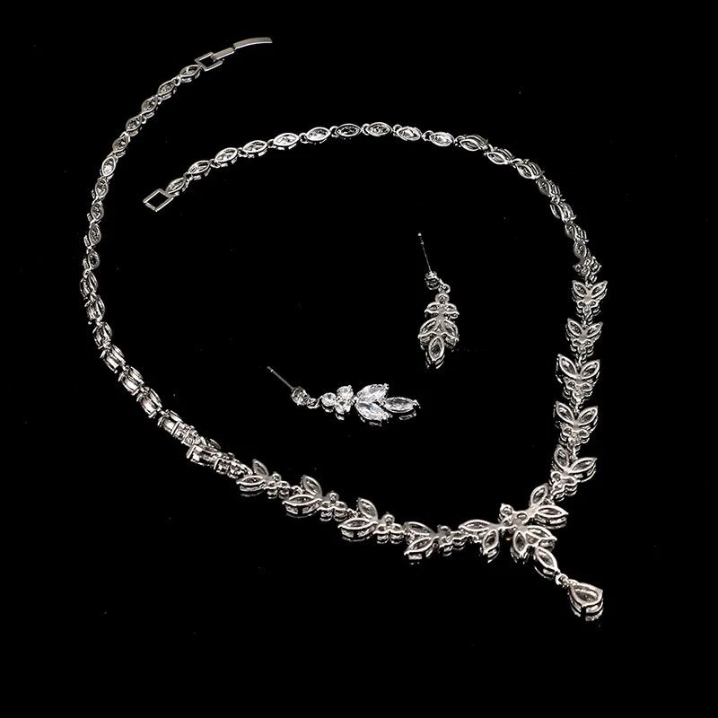 Descubra o Conjunto Zircônia, um marco de elegância e sofisticação. Desenhado para mulheres modernas, este conjunto combina perfeitamente com ocasiões especiais. Seja uma festa, aniversário ou casamento, o brilho eterno da Zircônia realça sua beleza. Feito com cobre de alta qualidade e design geométrico exclusivo.