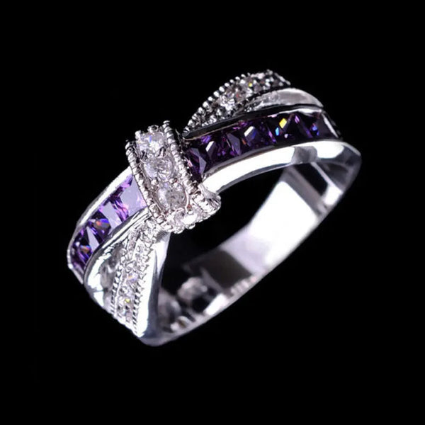 Anel banhado em ouro de cristal roxo em formato de gota que realça a beleza da mão feminina. Design moderno combina pedra de tom vibrante para destacar seu visual com muito glamour. Confeccionado em metal resistente, proporciona durabilidade e conforto.