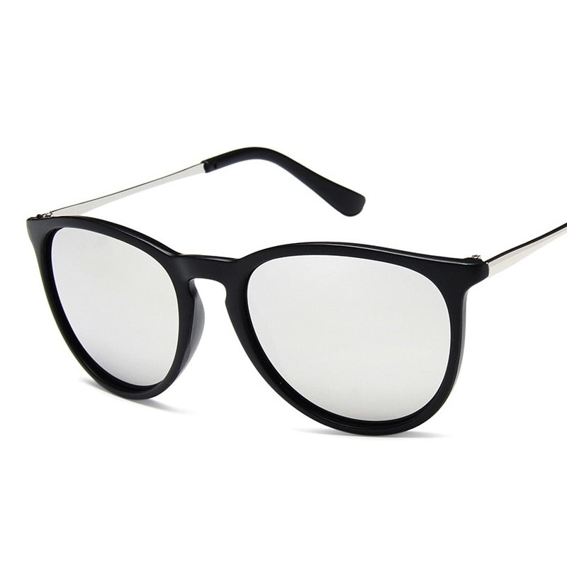 Descubra os Óculos de Sol em Estilo Cat Eye, perfeitos para quem busca um toque Retrô com Lentes Anti-reflexivas. Proteção UV400 garante segurança contra raios solares. Design Elegante e moderno em uma Armação de Plástico. Seja a tendência com este Eyewear Moderno e Lentes Acrílicas. Ideal para todos os momentos.