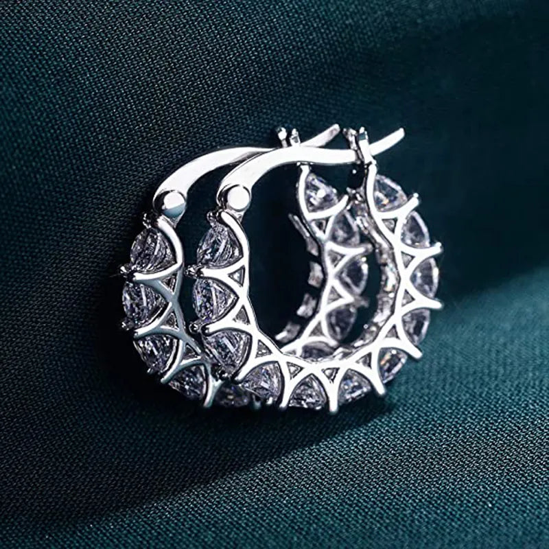 Descubra Brincos Hoop com Cristais de Zircônia, o acessório perfeito para ocasiões especiais. Feitos com Cobre de alta qualidade e detalhes de Zircônia brilhante, estes brincos são a combinação perfeita de Elegância e Fashion. Delicado, mas fazendo uma afirmação. 
