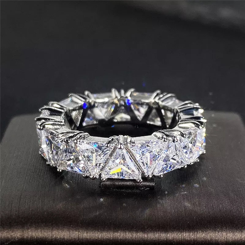 Descubra o Anel Triangular de Zircônia, uma peça de Luxo e Tendência. Feito em Latão durável e Hipoalergênico, é Confortável e Elegante. Brilhe em qualquer ocasião com este Anel Sofisticado, Moderno e Sustentável, perfeito para Presentes e Festas. Ideal para mulheres que buscam estilo e Glamour. Frete Grátis hoje!