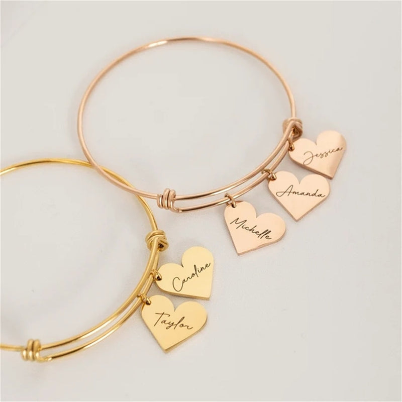 Descubra a Pulseira Personalizável em Aço Inoxidável. Personalize com até 5 Nomes, estilo Cute/Romântico disponível em Ouro, Prata e Ouro Rosé. Ideal como Presente para Mãe, Namorada ou Aniversário. Pulseira Ajustável e durável. Transforme momentos em jóias inesquecíveis. Adicione um toque pessoal ao seu estilo.