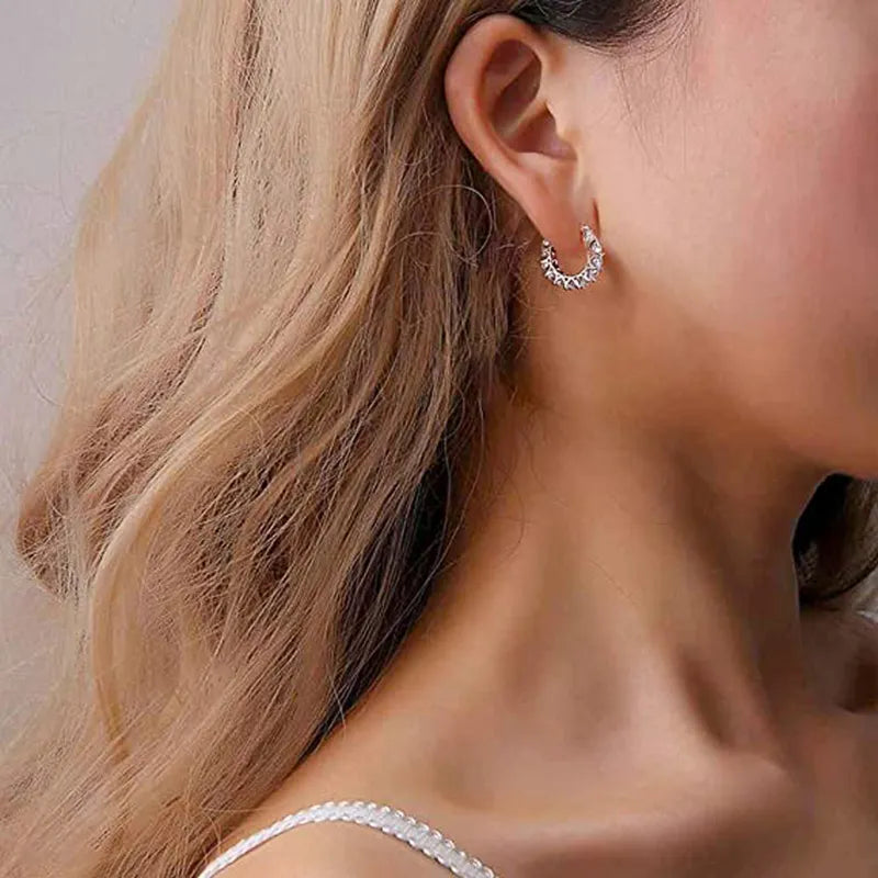 Descubra Brincos Hoop com Cristais de Zircônia, o acessório perfeito para ocasiões especiais. Feitos com Cobre de alta qualidade e detalhes de Zircônia brilhante, estes brincos são a combinação perfeita de Elegância e Fashion. Delicado, mas fazendo uma afirmação. 