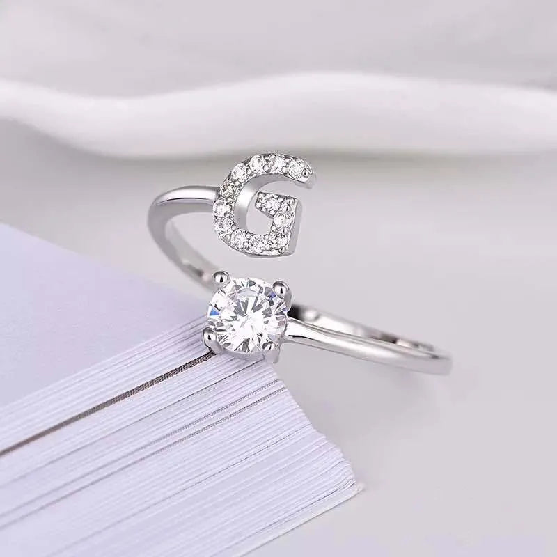 Descubra o Anel Ajustável Inicial, perfeito para Moda e Elegância em todas as ocasiões. Com design Alfabético e Ajustável, este Anel oferece Personalização e Estilo. Ideal para Presentes e Eventos Especiais, o Anel é uma escolha Trendy e Versátil para qualquer Mulher moderna e sofisticada.