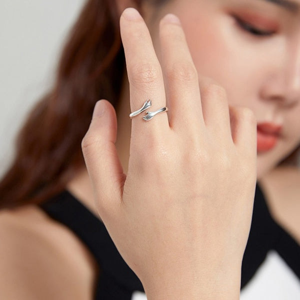 Descubra a beleza do Anel Ajustável em Prata 925. Com design que simboliza o calor do Abraço Eterno, é a joia perfeita para expressar carinho e elegância. Hipoalergênico, se adapta ao seu dedo com conforto. Ideal para ocasiões especiais ou uso diário. Design inovador e qualidade garantida! Transforme seu estilo.
