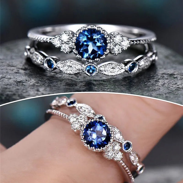 Adquira este Conjunto de Dois Anéis Femininos em Metal e Cristais. Peça atemporal que combina com diversos estilos. Anel Par Perfeito versátil e elegante para você celebrar seu estilo singular. Confecção em metal de alta qualidade com acabamento impecável, trazendo resistência e durabilidade. Design delicado.