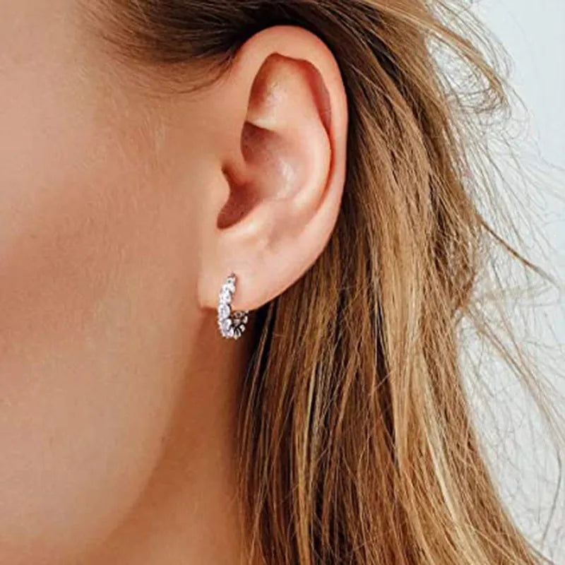 Descubra Brincos Hoop com Cristais de Zircônia, o acessório perfeito para ocasiões especiais. Feitos com Cobre de alta qualidade e detalhes de Zircônia brilhante, estes brincos são a combinação perfeita de Elegância e Fashion. Delicado, mas fazendo uma afirmação. 
