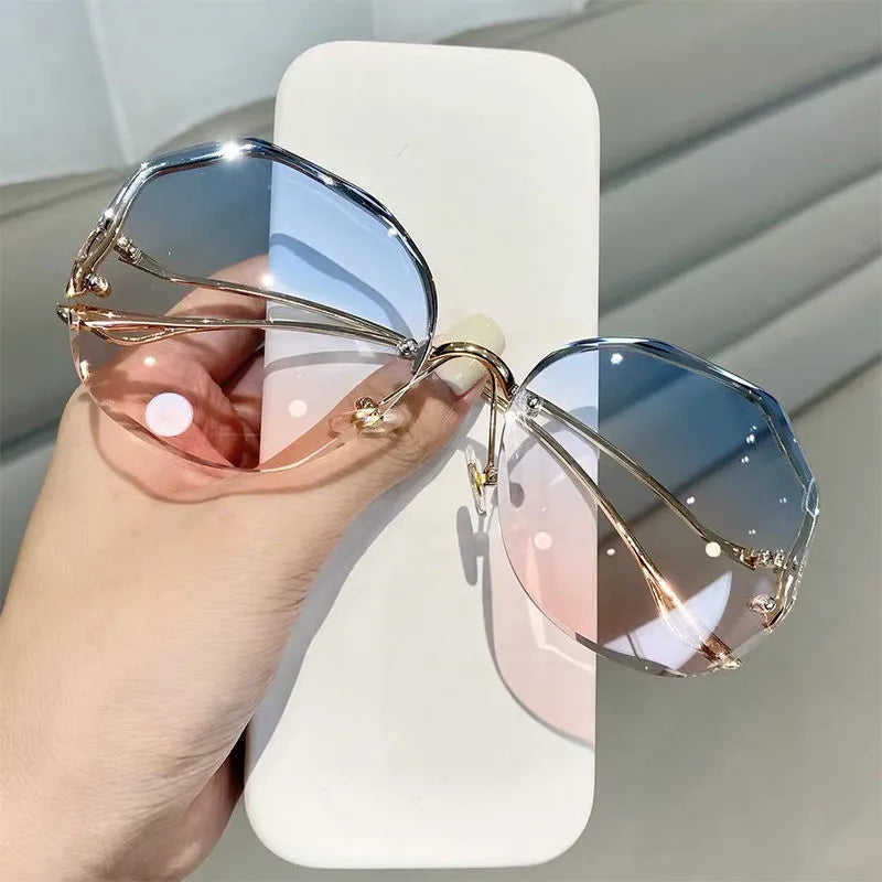 A elegância encontra a proteção com os Óculos Elegantes! Com Proteção UV400 e design sofisticado, são a escolha ideal para a mulher contemporânea. As lentes TAC garantem conforto visual, enquanto o estilo quadrado adiciona um toque de luxo. Sua elegância é elevada, e cada olhar se torna um statement de moda!