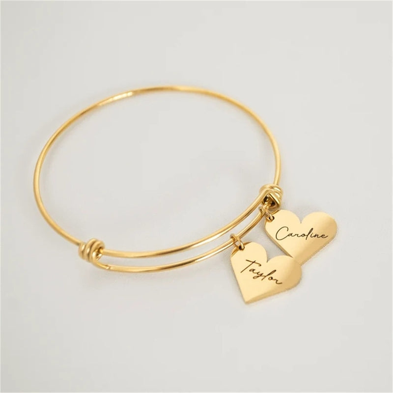 Descubra a Pulseira Personalizável em Aço Inoxidável. Personalize com até 5 Nomes, estilo Cute/Romântico disponível em Ouro, Prata e Ouro Rosé. Ideal como Presente para Mãe, Namorada ou Aniversário. Pulseira Ajustável e durável. Transforme momentos em jóias inesquecíveis. Adicione um toque pessoal ao seu estilo.