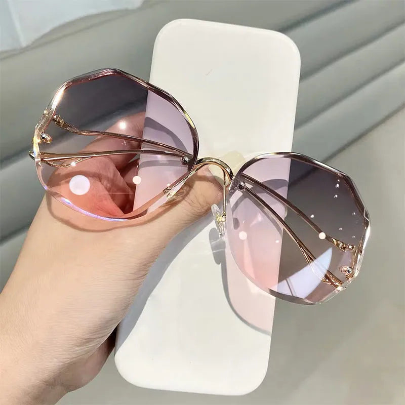 A elegância encontra a proteção com os Óculos Elegantes! Com Proteção UV400 e design sofisticado, são a escolha ideal para a mulher contemporânea. As lentes TAC garantem conforto visual, enquanto o estilo quadrado adiciona um toque de luxo. Sua elegância é elevada, e cada olhar se torna um statement de moda!