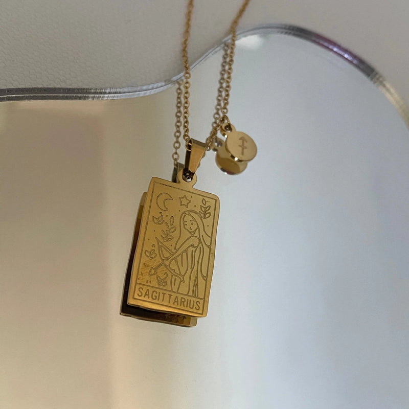 Descubra a elegância celestial com nosso Colar Zodíaco Dourado. Feito de aço inoxidável de alta qualidade, esse acessório vintage combina moda e astrologia, perfeito para presentear e expressar seu estilo único. Adorne-se com glamour cósmico, incorporando a tendência da moda astrologia em seu visual diário.