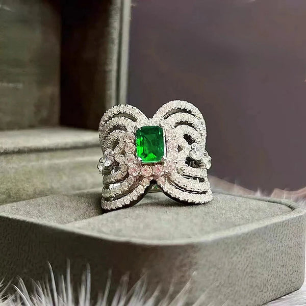 Descubra o ANEL Elegance Zircônia, uma joia feminina que une Luxo e Sofisticação. Com Design Vazado e Brilho Único, este ANEL Glamure é perfeito para expressar sua Elegância Moderna. Feito em Latão Premium com Zircônia Cúbica, é uma escolha versátil para qualquer ocasião.