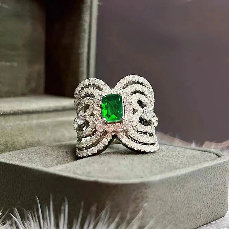 Descubra o ANEL Elegance Zircônia, uma joia feminina que une Luxo e Sofisticação. Com Design Vazado e Brilho Único, este ANEL Glamure é perfeito para expressar sua Elegância Moderna. Feito em Latão Premium com Zircônia Cúbica, é uma escolha versátil para qualquer ocasião.