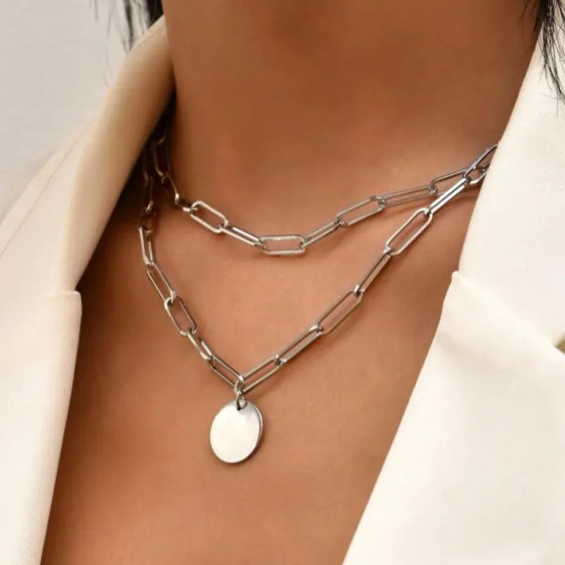 Descubra o Colar Multicamadas Vintage, a perfeita união entre Elegância e Design Atemporal. Feito em Liga de Zinco, este Colar é ideal para qualquer Festa ou ocasião especial. Com Pingente Redondo e Corrente Link, seu look será realçado por este acessório de Moda. A escolha perfeita para quem valoriza detalhes e estilo